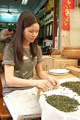 Girl sifting tea leaves, tea market, Fangcun