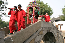Wedding sedan on one of Tongli's famous bridges